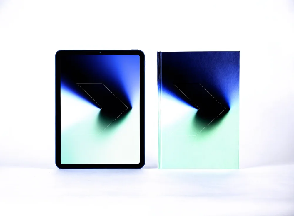 Mockup de e-book e tablet com capa em degradê azul e verde da Turbo